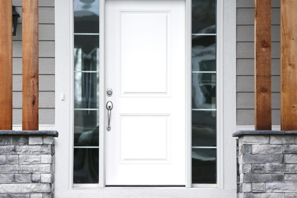 białe drzwi wejściowe